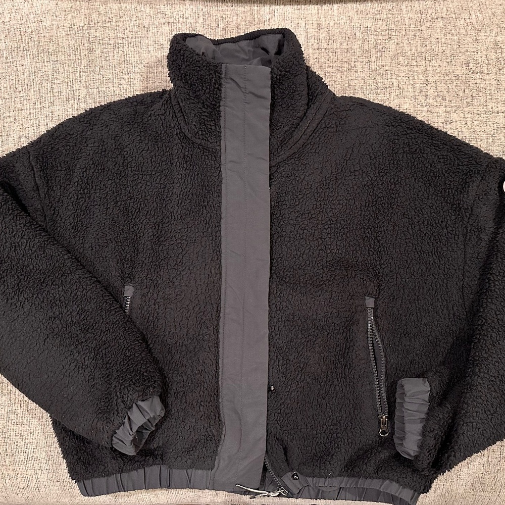 Vuori Cozy Sherpa Jacket Women's Full Zip Jacket in Charcoal